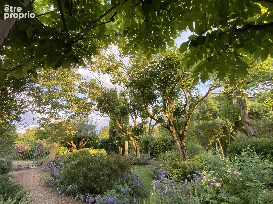 Dans un Domaine fortifiée médiéval, maison en pierres avec 249m2 habitables avec jardin privatif et paysagé - photo 12