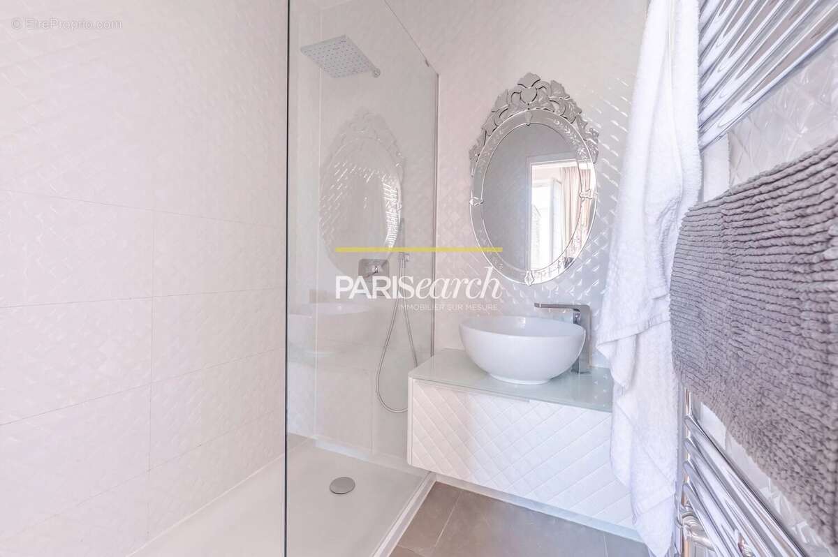 Appartement à PARIS-16E