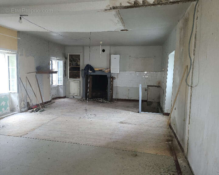 Maison à LUSSAC-LES-EGLISES