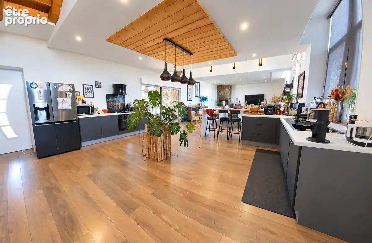 Maison en pierres rénovée de 195m2 - 8 pièces - Forges la Forêt - photo 6