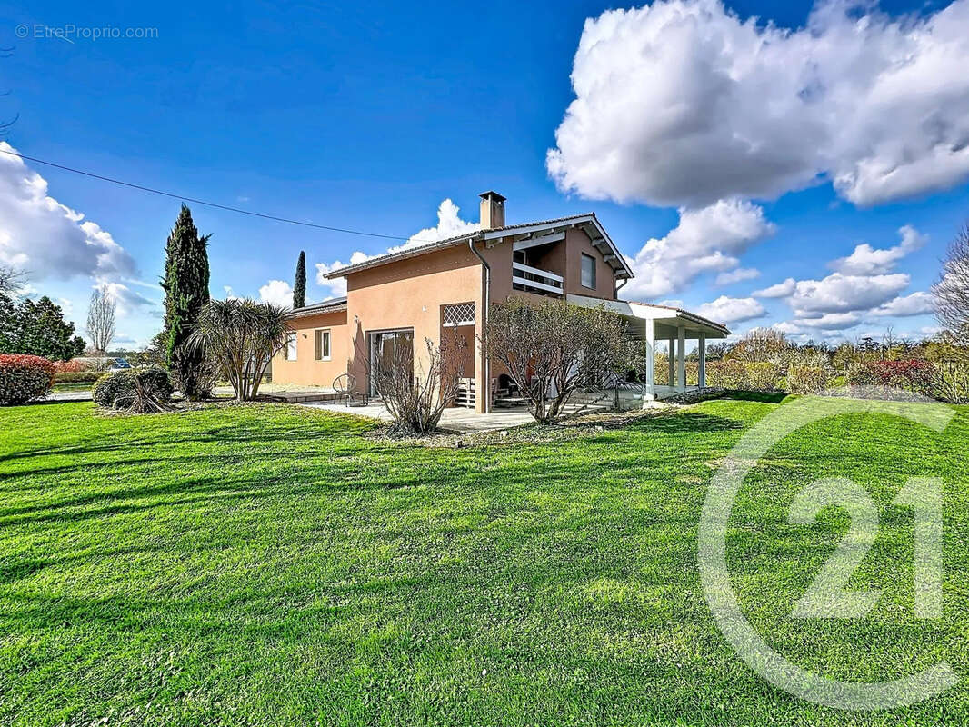 Maison à SAINT-ETIENNE-DE-TULMONT