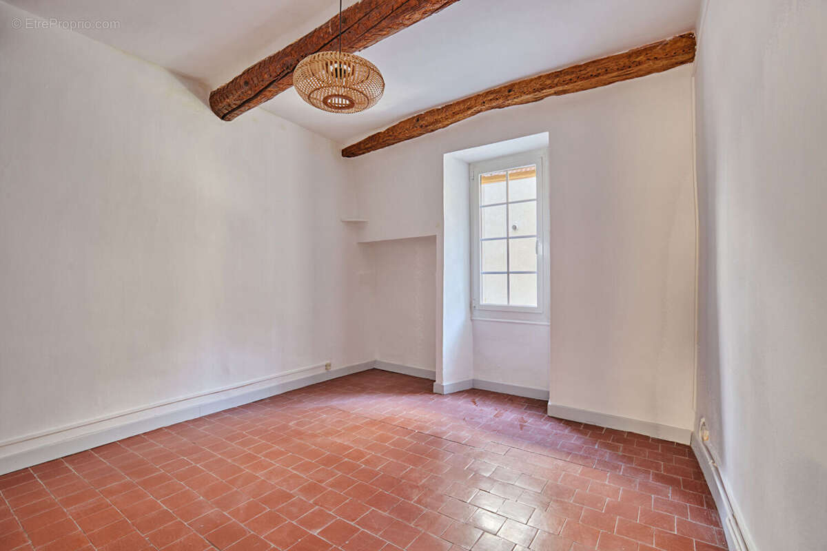ALLEINS, Maison de caractère en pierre avec fort potentiel d'habitation et de rentabilité locative - photo 14