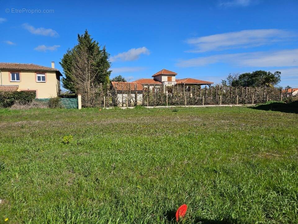 Terrain à SAINT-CLAR-DE-RIVIERE