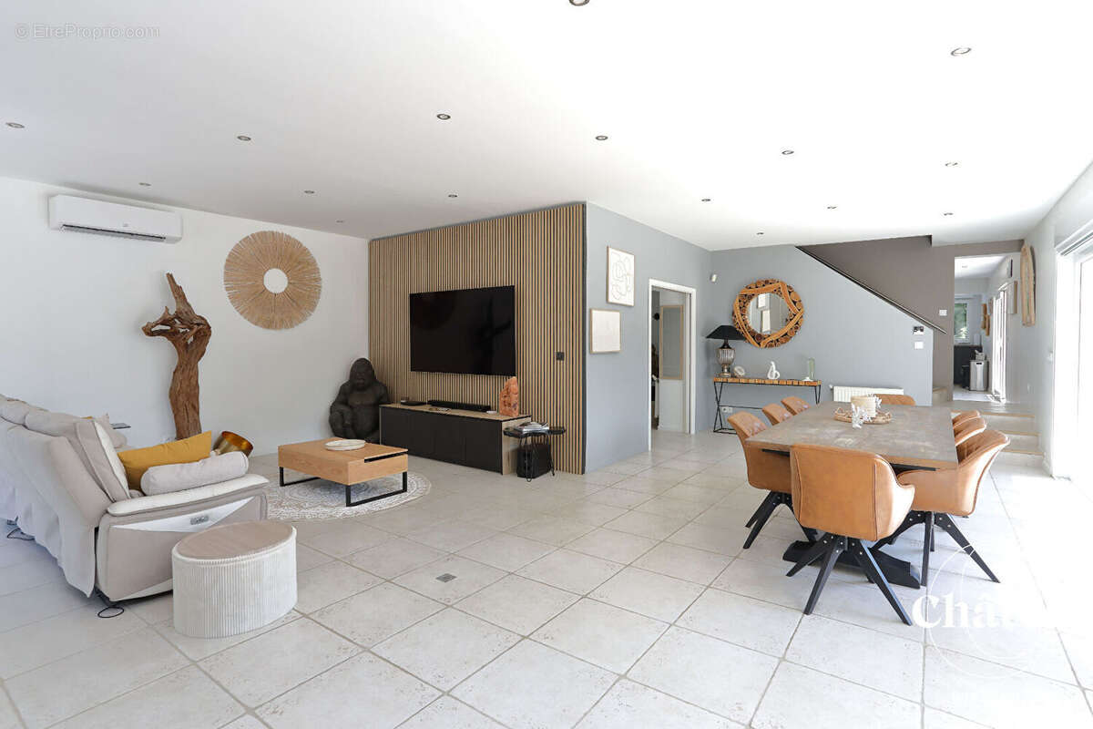 Propriété avec piscine -Une adresse rare à Gouvieux - Centre-ville - photo 2