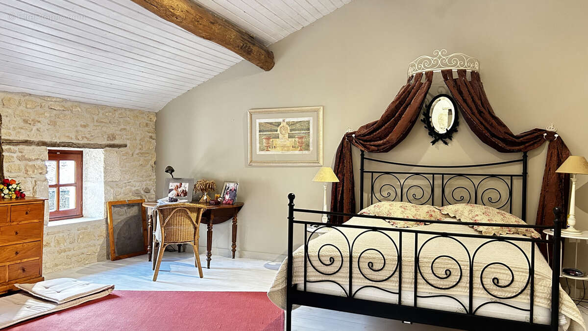 Maison à SAINT-PIERRE-DE-JUILLERS