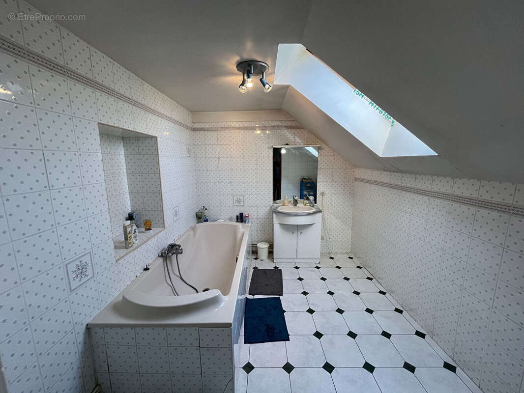 Maison à CHEVILLON-SUR-HUILLARD