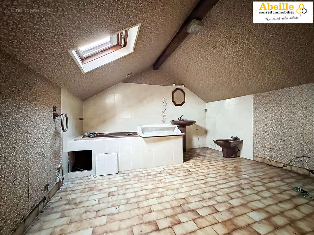 Maison ancienne de 66 m2 sur sous-sol total avec garage attenant, et preau attenant terrain de 619 m2. - photo 6