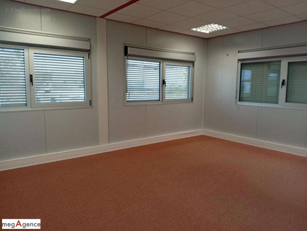 Bureaux, garage de 375 m² sur 9633 m² de terrain clos - photo 7