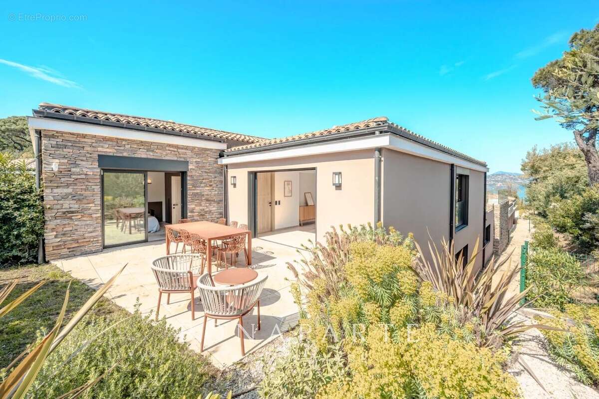 GASSIN - SAINT-TROPEZ Exclusivité : Magnifique villa-appartement en duplex avec très belle vue merUSIVITE : Magnifique "villa ap - photo 6