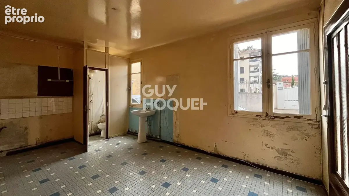 Maison en centre-ville, à rénover, 3 chambres et une cour intérieure - photo 2
