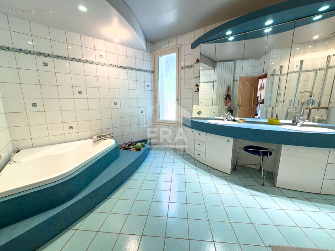 Maison familiale de 280 m² en hyper-centre d'Ecully, T2 indépendant - photo 13