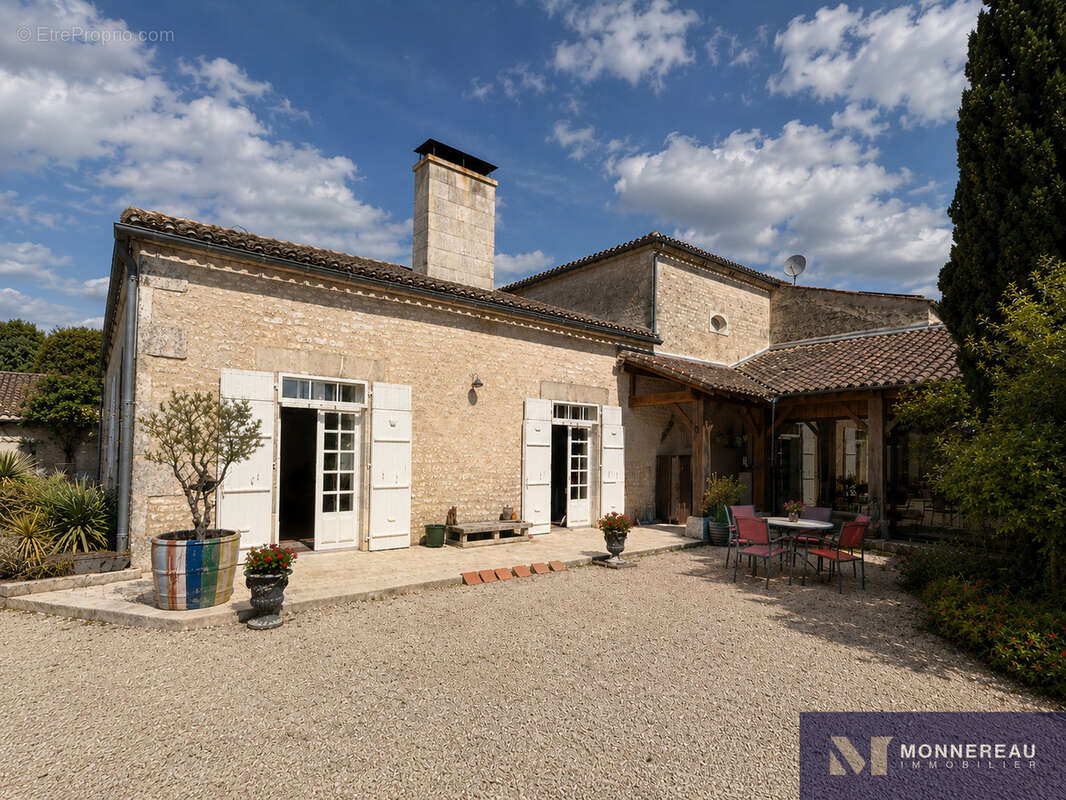 Maison en pierre avec jardin clos et dependances - photo 20