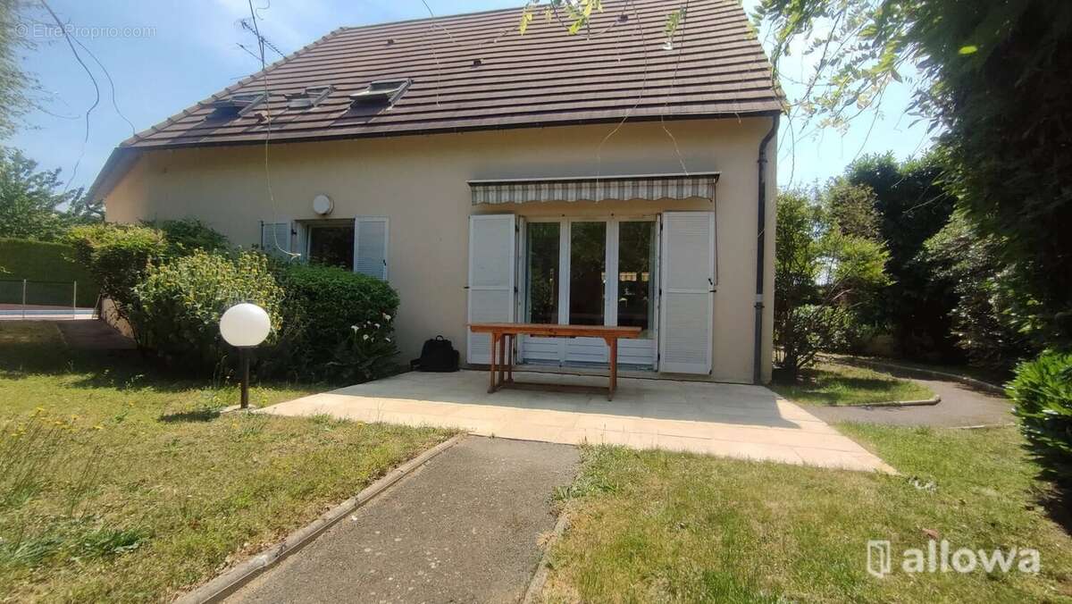 Maison à CHANTELOUP-LES-VIGNES
