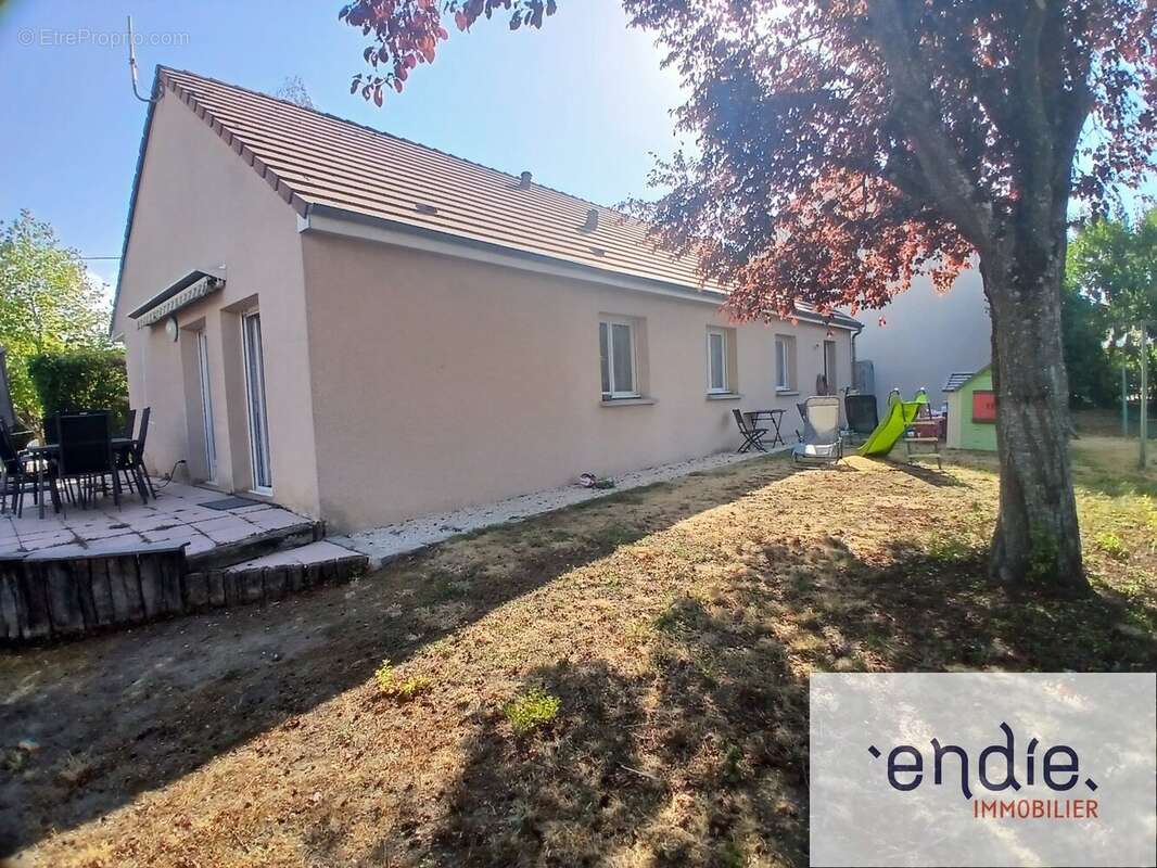 ARC-SUR-TILLE  Maison récente 4 chambres avec grande terrasse sur 848 m² de terrain - photo 4