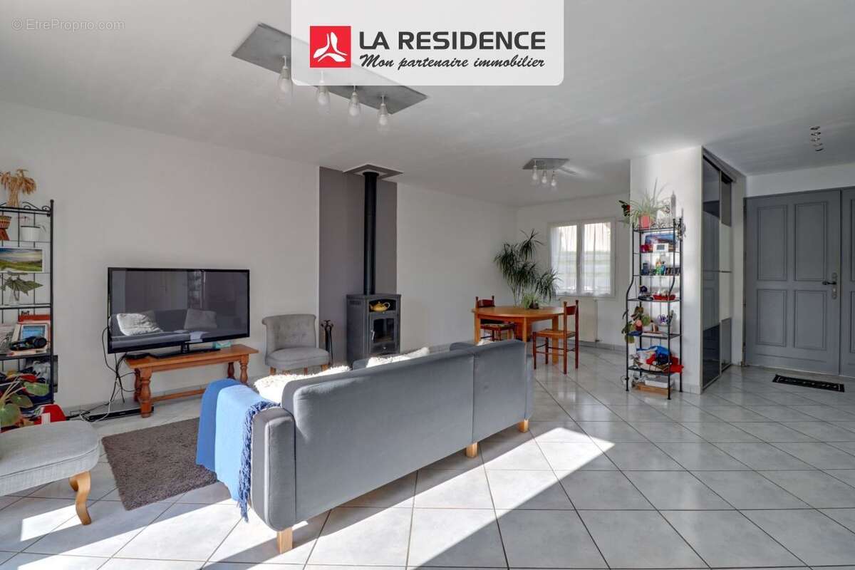 Maison à MAURECOURT