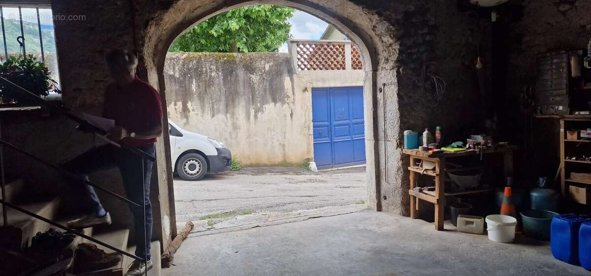 Maison de ville avec garage, caves et espace indépendant - photo 8