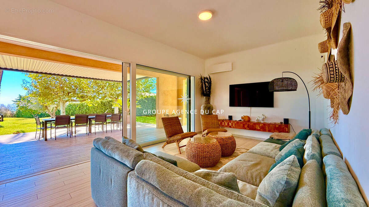 Villa pieds dans l'eau 7 pieces avec piscine vue golfe de saint tropez, aux issambres - photo 6