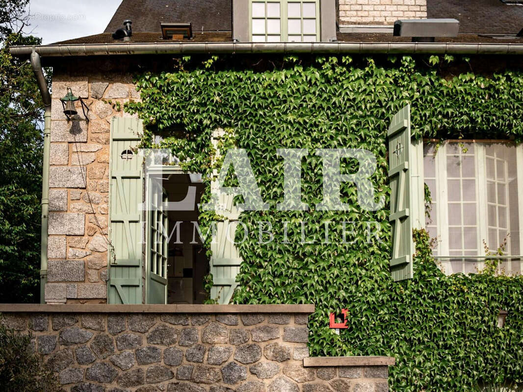 Commerce à SAINT-LEONARD-DES-BOIS