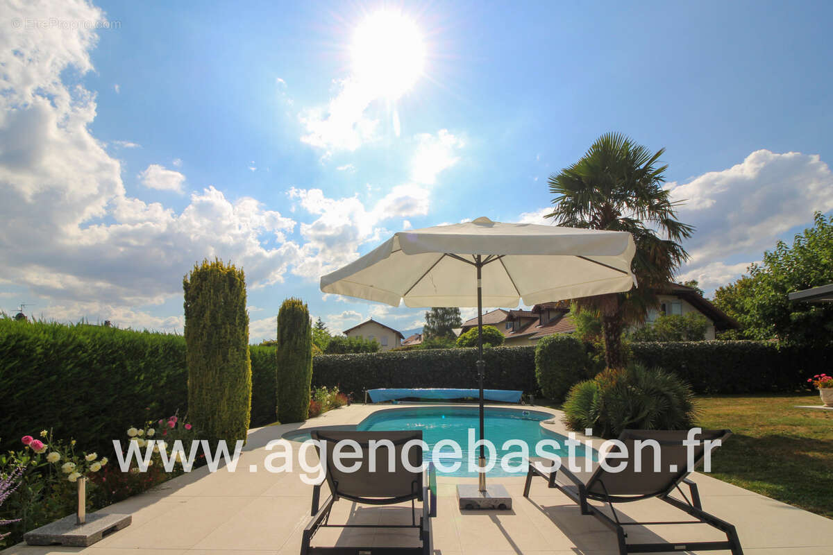 CESSY   Tutegny  Superbe villa de 182 m2 (205m2 au sol) avec piscine chauffée, terrain de 1 146 m2, vue Mont- - photo 12