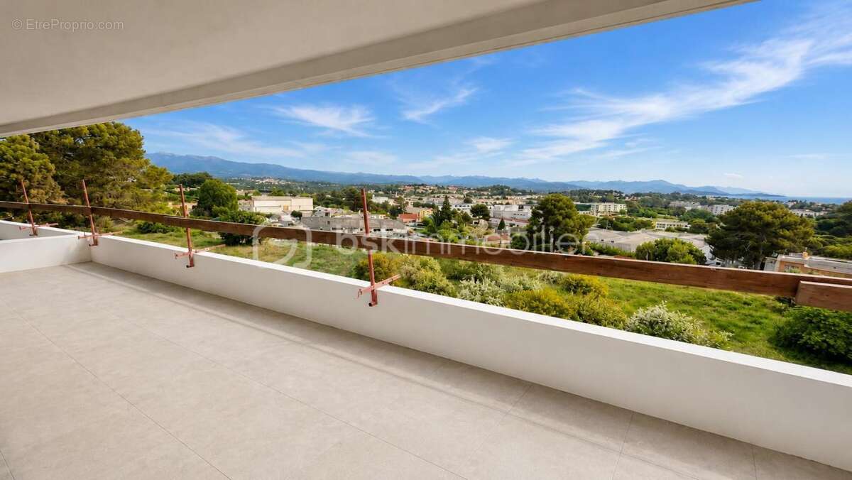 Antibes – 3p avec vue mer et collines, terrasse et piscine rooftop - photo 11