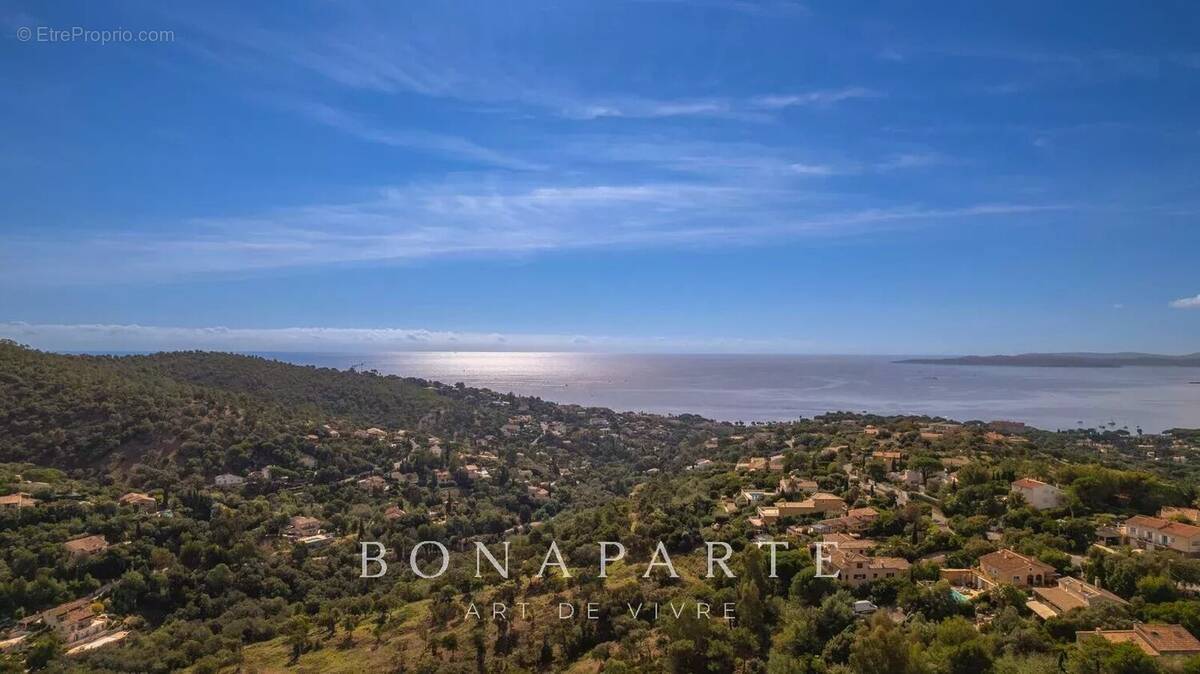 Terrain à ROQUEBRUNE-SUR-ARGENS