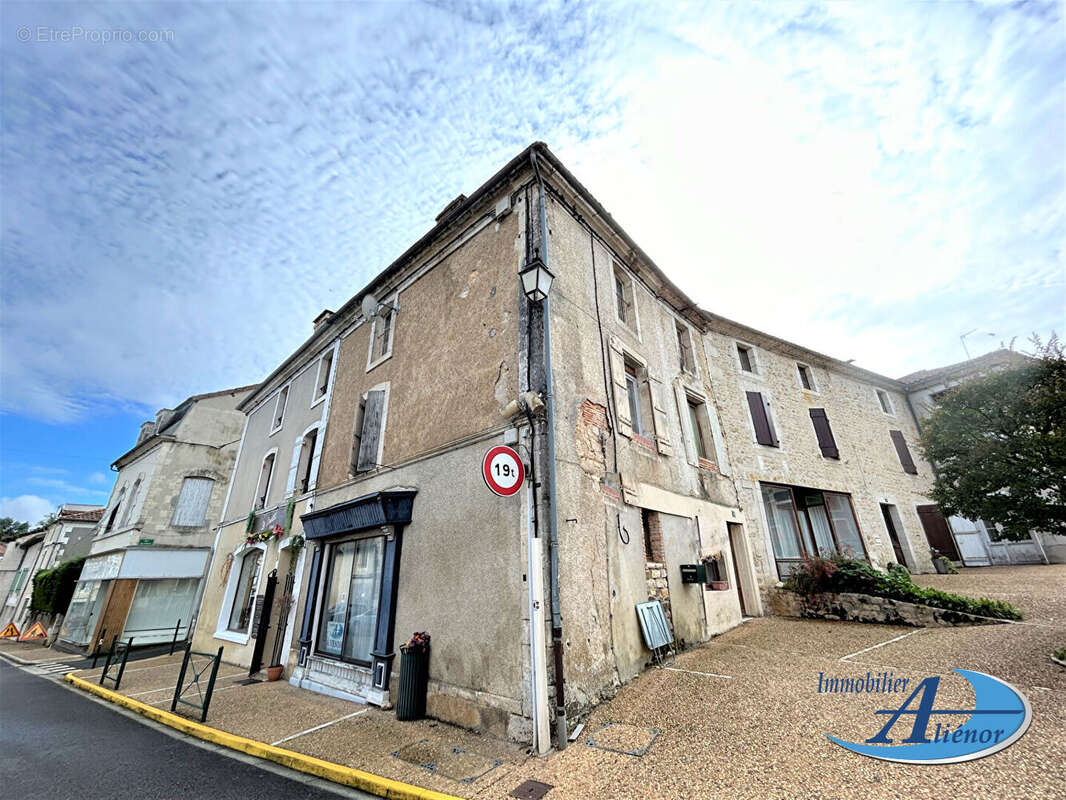 Maison à SAINT-PARDOUX-LA-RIVIERE