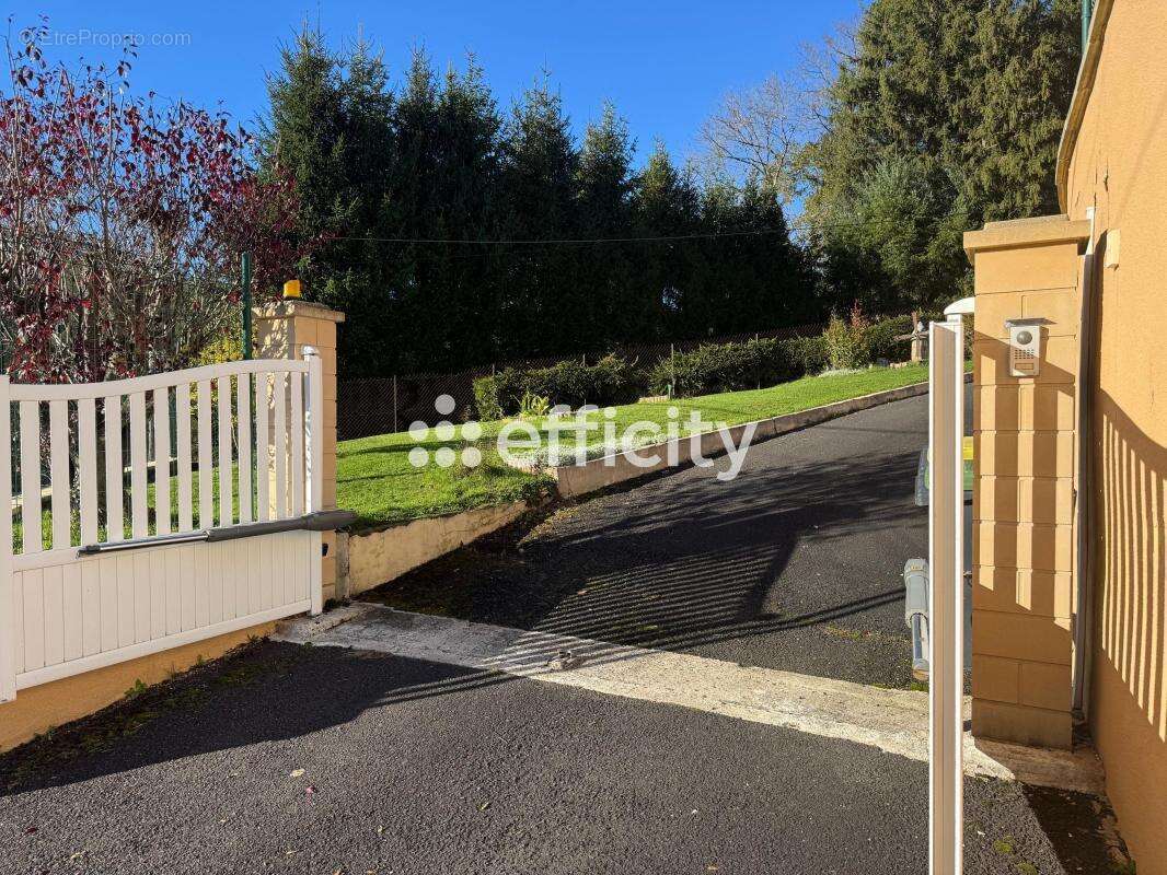 Maison à LA MONNERIE-LE-MONTEL