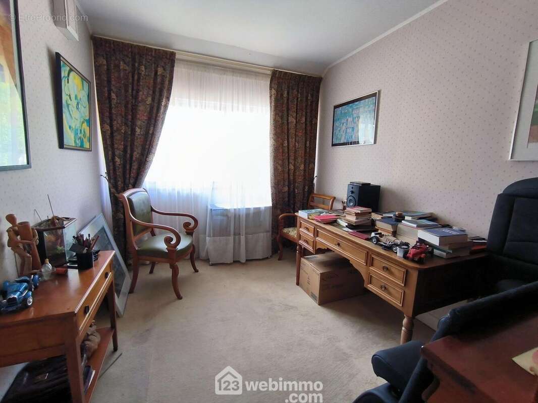 En rez-de-chaussée une chambre de 9 m² - Maison à LAON