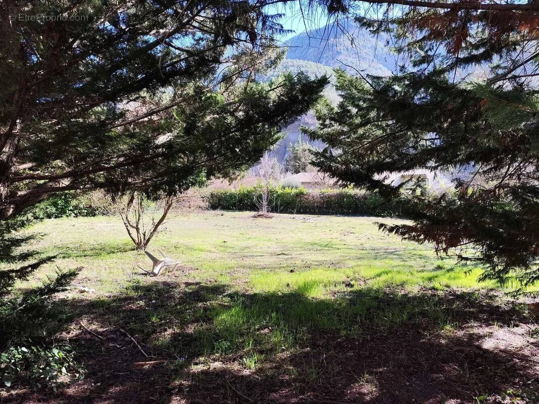 Terrain à TOUET-SUR-VAR