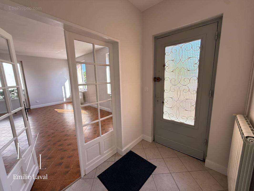 Maison avec dépendance, cave à vin et terrain clos de 1 737 m² à Pineuilh (33) - photo 2