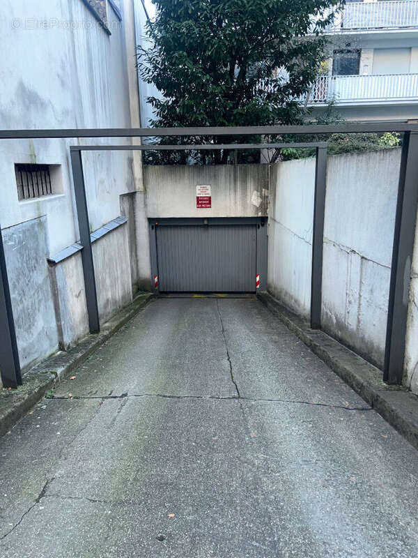 Parking à PARIS-18E