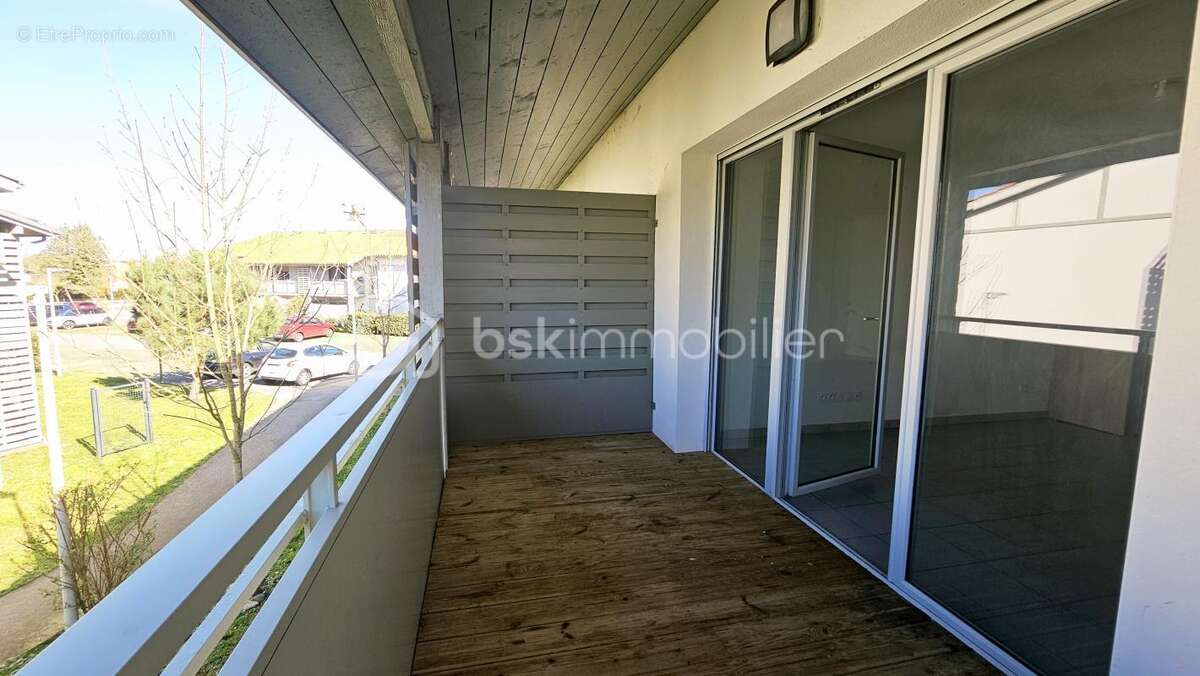 SOUSTONS – T2 récent avec terrasse et double parking en sous-sol - photo 8