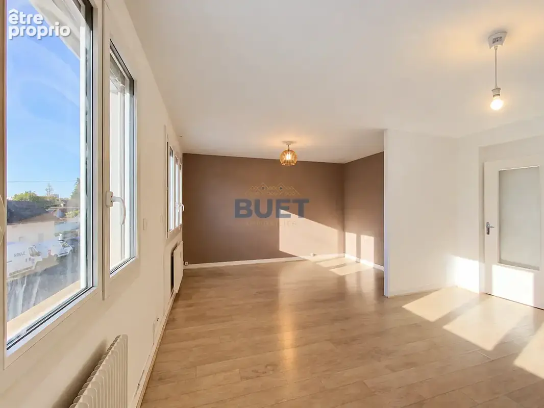 À decouvrir : spacieux appartement t5 avec cave et garage   rue prosper de barante - photo 1