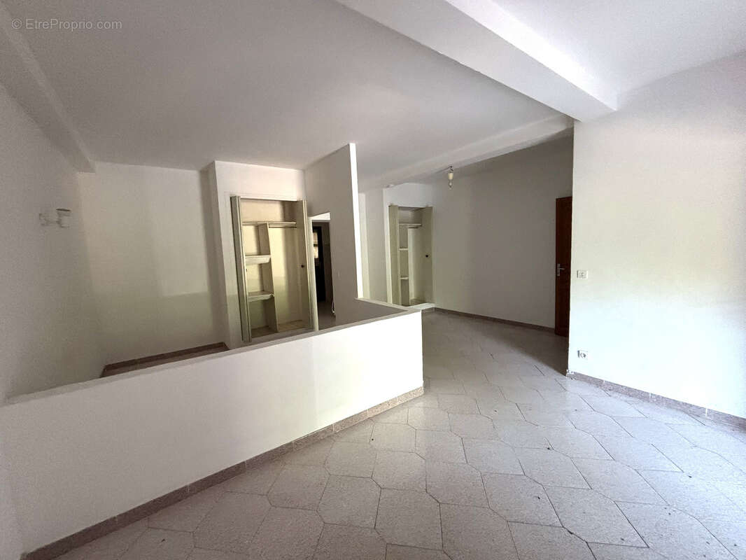 Villa avec plusieurs appartements située dans un quartier calme de Porto Vecchio. - photo 22