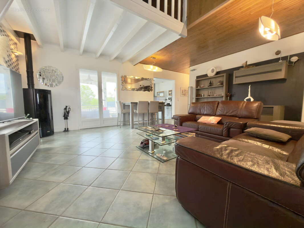 Maison en pierre avec piscine. - photo 8