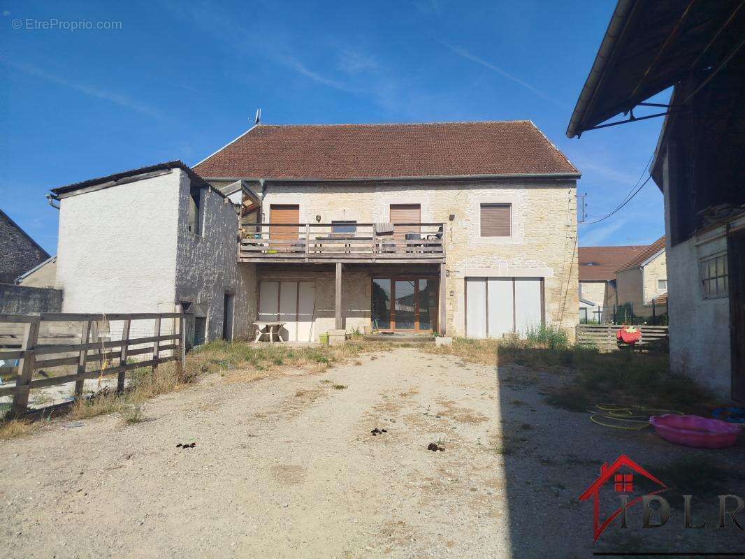 Ensemble immobilier compose de 3 maisons - photo 5