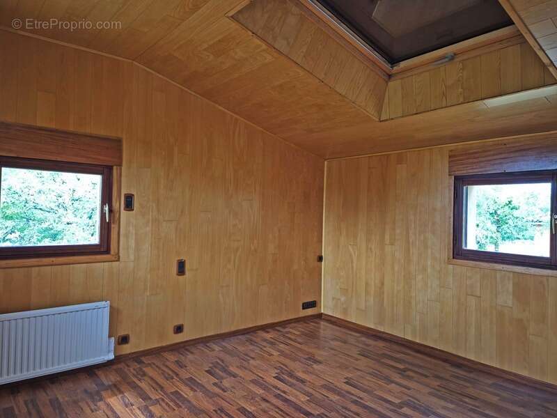 A vendre CRAYSSAC (46) Maison familiale 8 pièces de 200m² habitables - 5 chambres - 2 Vérandas - Terrain de 8000 m² - photo 13