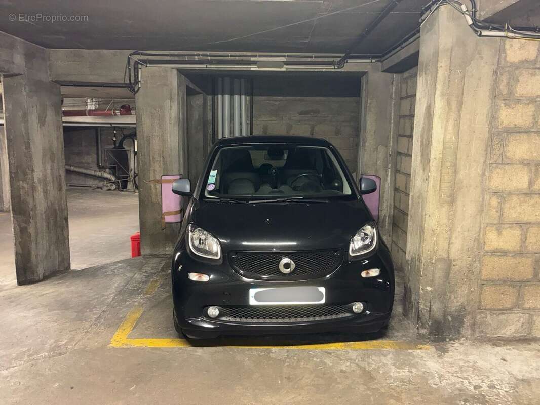 Parking à PARIS-16E