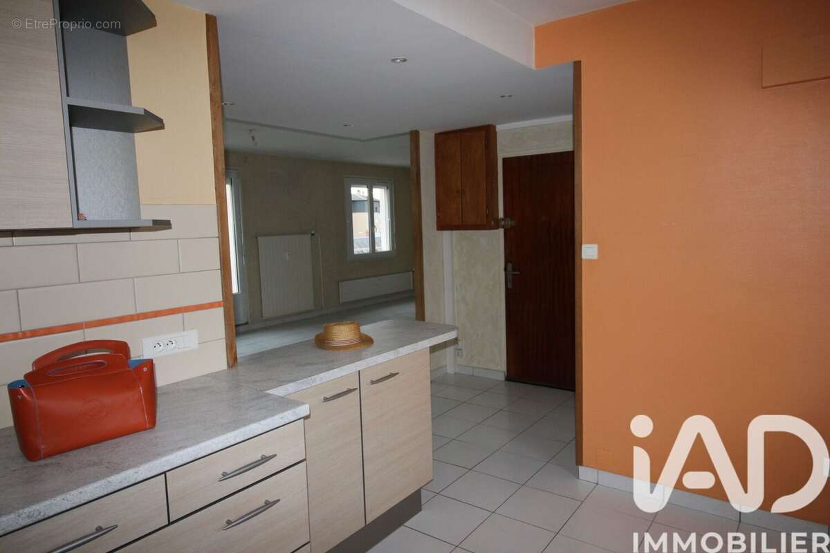Photo 2 - Appartement à VARENNES-VAUZELLES