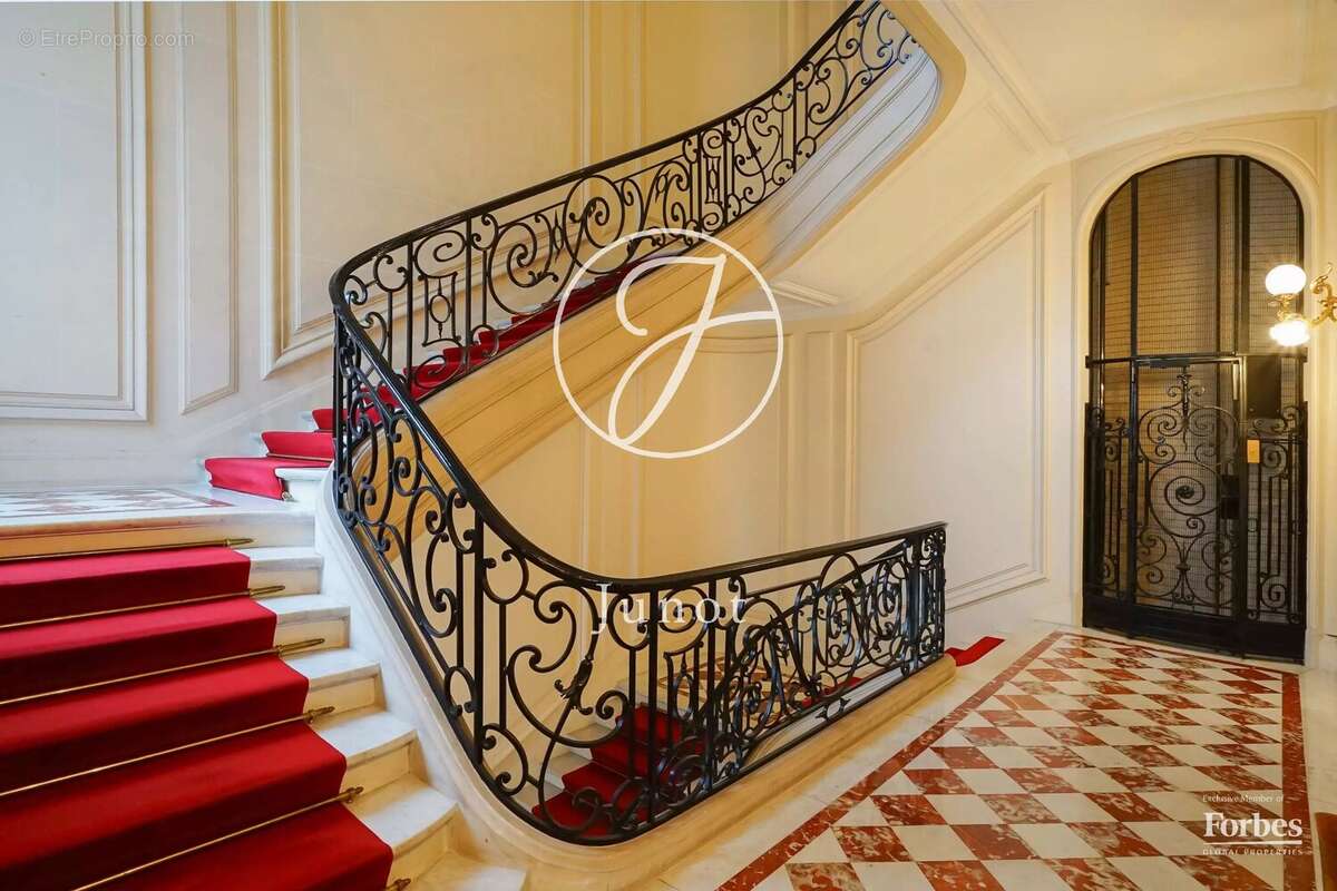 Appartement à PARIS-16E