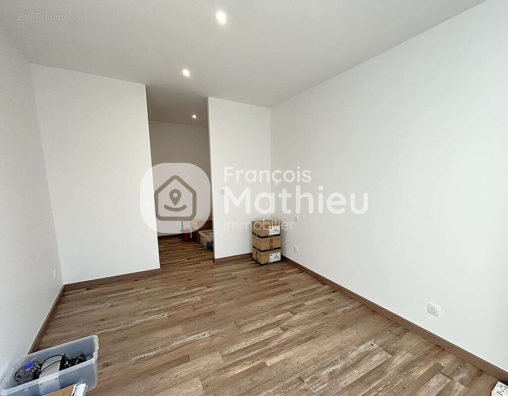Châtillon-sur-Chalaronne - Appartement de standing T6 d'environ 196m2 (245m2 au sol) en plein centre. - photo 11