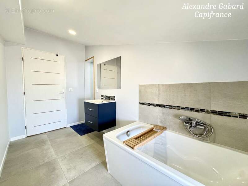 SUD REOLAIS - Maison en pierre rénovée - 7 chambres - Terrain 5 000 m² - Piscine - Dépendances - photo 17
