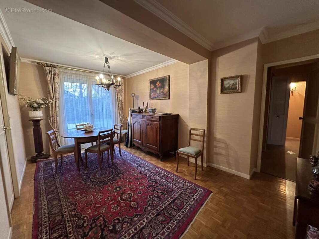 Maison à LE MESNIL-SAINT-DENIS