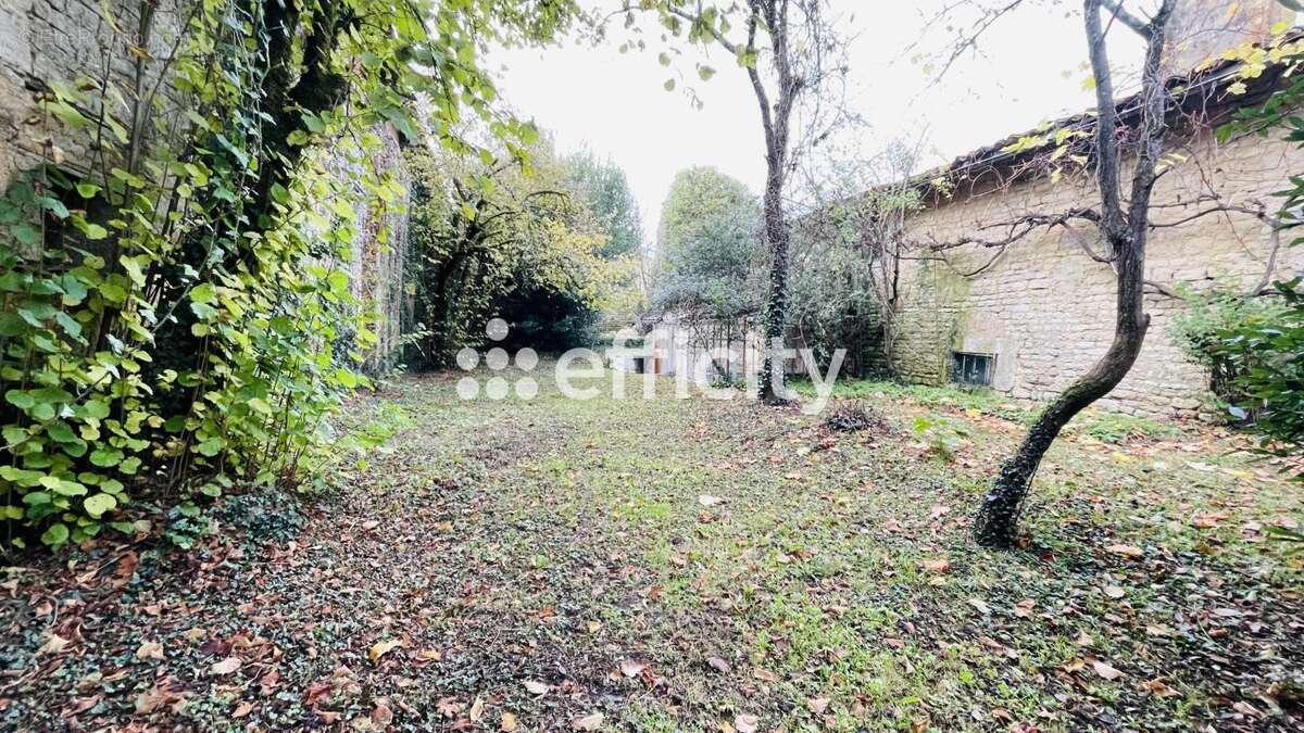 Maison 329 m² à Fontaine-Chalendray  - photo 16