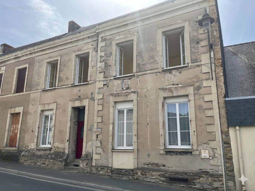Maison à COMBREE