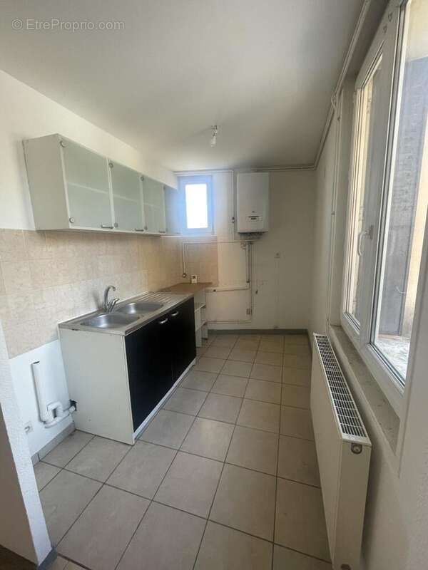 Appartement 69 m² à Saint-Georges-Les-Bains  - photo 2