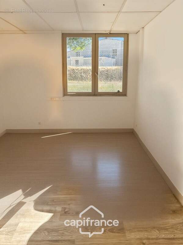 Local/bureau à vendre de 480 m2 sur 4027 m2 de terrain - photo 11