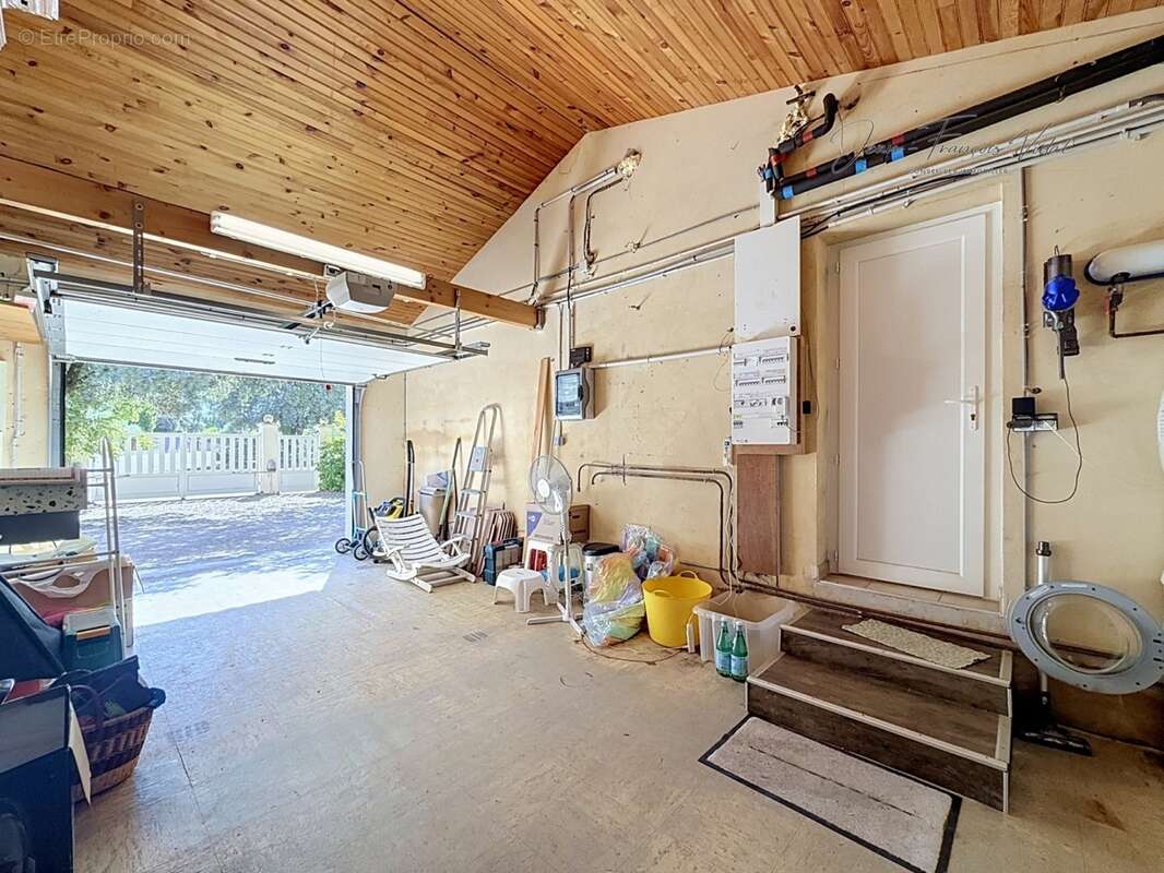 Bouchet – Maison de plain-pied avec piscine chauffée, spa et 2 garages - photo 14