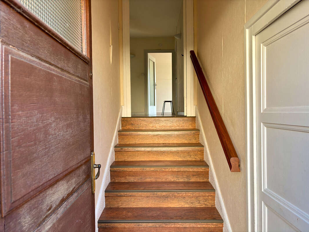 VILLEFRANCHE, Maison 167 m², 3 chs + bureau, sous sol, terrain 874 m² - photo 2