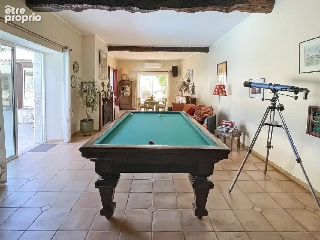 Une maison en pierres autour de sa piscine - photo 5